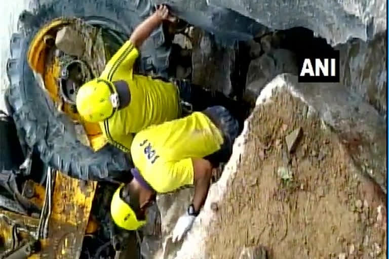 Uttarakhand: Two killed  1 feared trapped under boulders on Rishikesh-Badrinath Highway  Rishikesh-Badrinath Highway  ഋഷികേശ്-ബദരീനാഥ് ഹൈവേ  ഉത്തരാഖണ്ഡ്  പാറക്കല്ലുകൾക്കിടയിൽ കുടുങ്ങിയ രണ്ടുപേർ മരിച്ചു