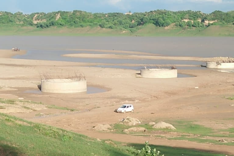 Karauli news, water level, Chambal river