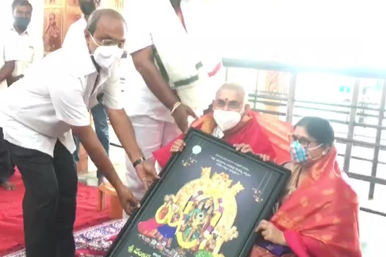 Minister Venugopalakrishna visiting Vadapalli Venkateswara Swamy in east godavari district