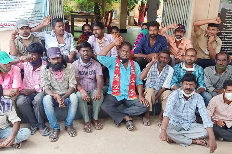 kalyanadurgam workers protest at municipal office to give their salaries