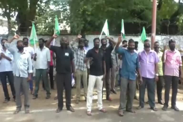 contract-workers-protest-demanding-cancellation-of-gangman-workplace