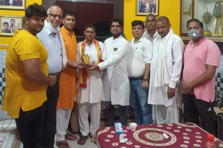 family of arjuna award manish kaushik honoured by public of bhiwani