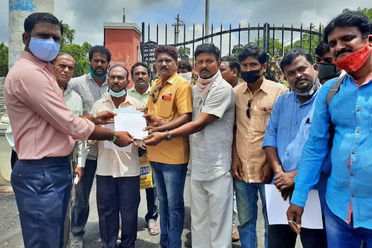 Raichuru Artists Association activists protest