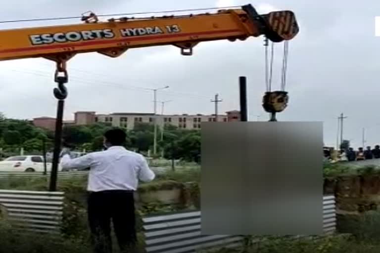 suspected death of security guard after falling into a water hole in noida