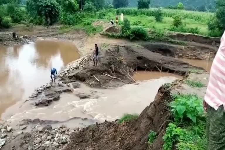 MP upset over pond bursting in the Adarsh ​​village betul