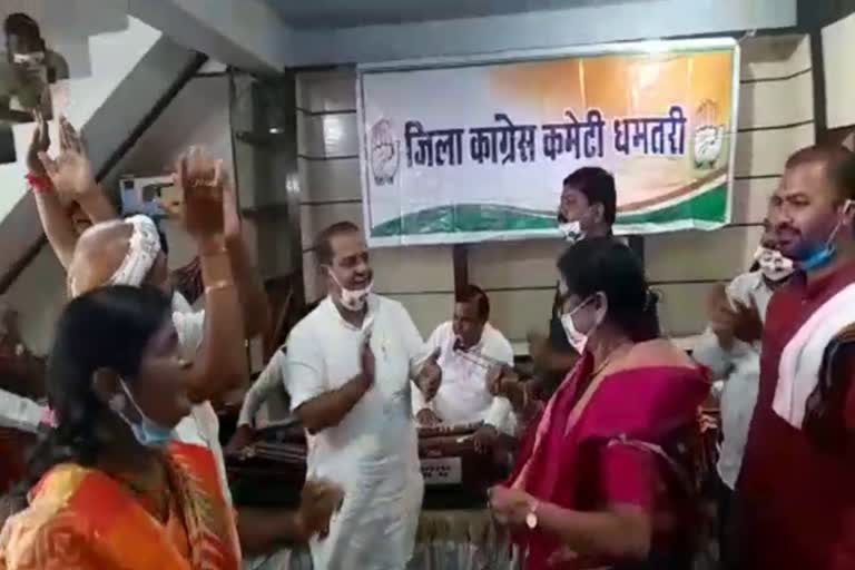 congress-workers-danced-fiercely-between-corona-on-cm-bhupesh-birthday-in-dhamtari