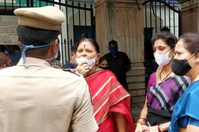 bjp mahila morcha leader geetha murthy demanded police to arrest rape case accused