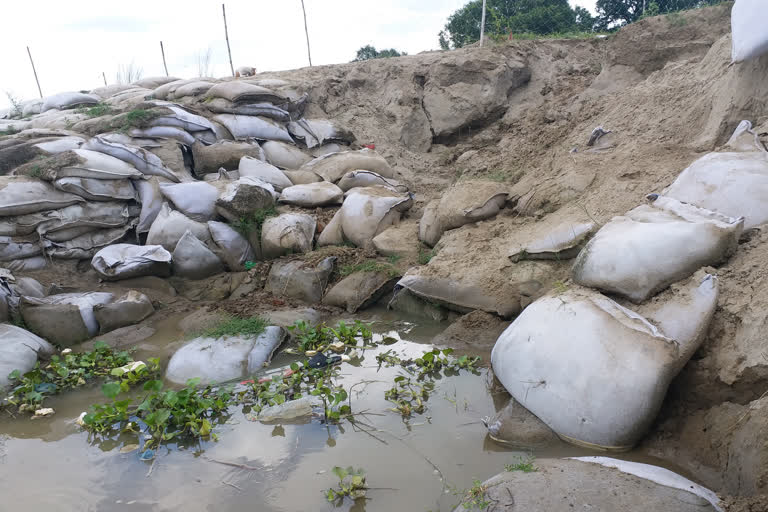 Pre-flood preparation pole open due to light rain in buxar