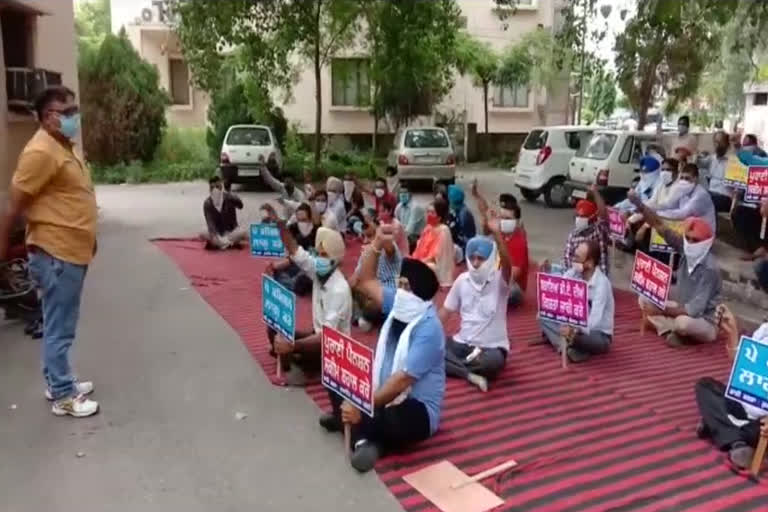 Clerical staff members protest against the government