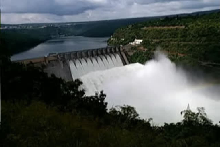 water flow has became less in srisailam reservoir