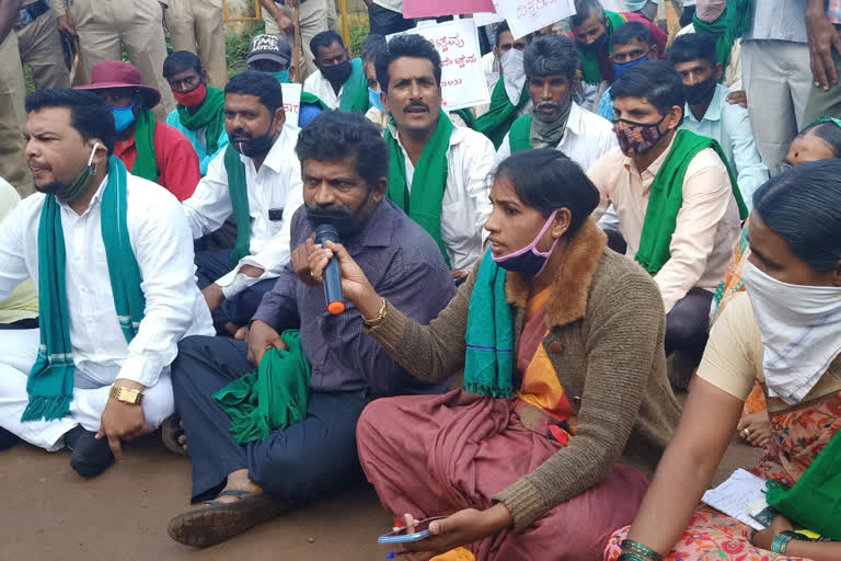 Belagavi Sambra airport, Farmers protest in Belagavi Sambra airport, Belagavi Sambra airport news, Belagavi Sambra airport latest news, ಸಾಂಬ್ರಾ ವಿಮಾನ ನಿಲ್ದಾಣ, ಸಾಂಬ್ರಾ ವಿಮಾನ ನಿಲ್ದಾಣದ ಬಳಿ ರೈತರು ಪ್ರತಿಭಟನೆ, ಸಾಂಬ್ರಾ ವಿಮಾನ ನಿಲ್ದಾಣ ಸುದ್ದಿ,