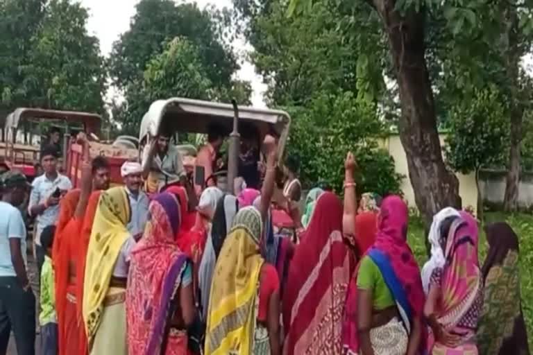 village-women-took-action-against-in-sand-mafia-in-koriya