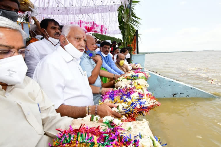 cm yediyurappa worship, cm yediyurappa worship to Krishna river, cm yediyurappa worship to Krishna river in Vijayapur, cm yediyurappa worship news, ಕೃಷ್ಣೆಗೆ ಬಾಗಿನ ಅರ್ಪಿಸಿದ ಸಿಎಂ ಯಡಿಯೂರಪ್ಪ, ವಿಜಯಪುರದಲ್ಲಿ ಕೃಷ್ಣೆಗೆ ಬಾಗಿನ ಅರ್ಪಿಸಿದ ಸಿಎಂ ಯಡಿಯೂರಪ್ಪ, ಕೃಷ್ಣೆಗೆ ಬಾಗಿನ ಅರ್ಪಿಸಿದ ಸಿಎಂ ಯಡಿಯೂರಪ್ಪ ಸುದ್ದಿ, ಸಿಎಂ ಯಡಿಯೂರಪ್ಪ ಸುದ್ದಿ,