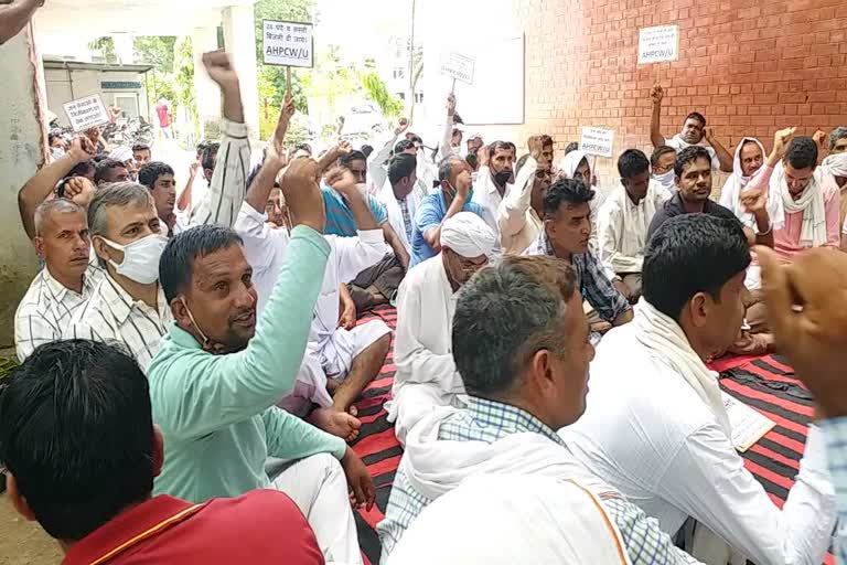 bhiwani electricity workers protest for increasement in dc rate salary