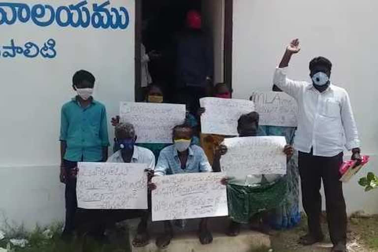 protest at ward secretariat in Narasaraopet  guntur district