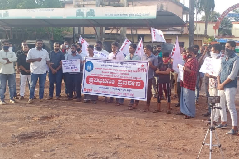 DYFI protest