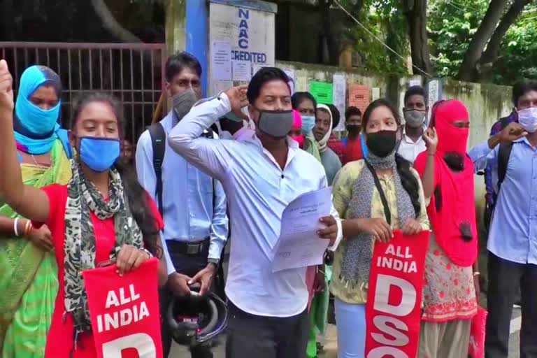 IDS कार्यकर्ताओं ने कोल्हान विवि के परीक्षा नियंत्रक के नाम ज्ञापन साैंपा