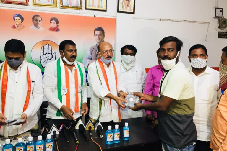 nizamabad congress leaders distributed masks to reporters