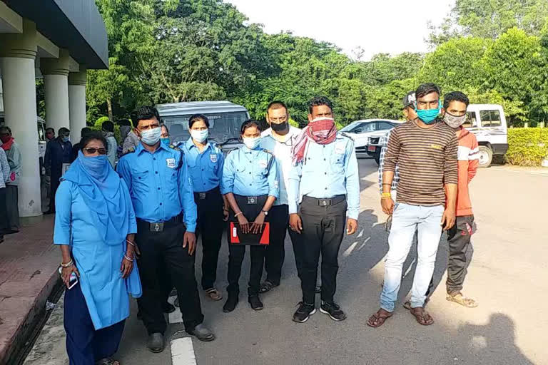 Security guards of Kawardha district hospital