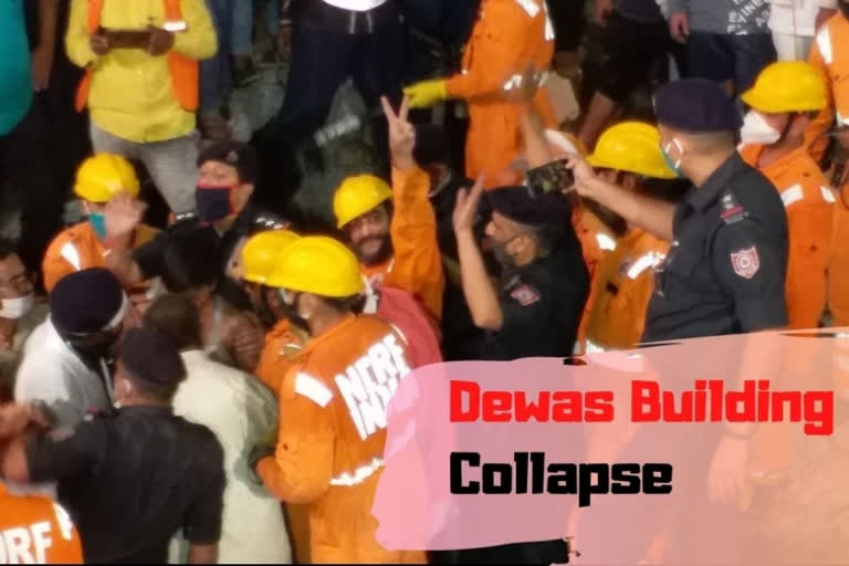 2 died in Dewas  16 rescued in Dewas  Lal Gate in Dewas  2 storey building collapsed  MP news  MP building collpased