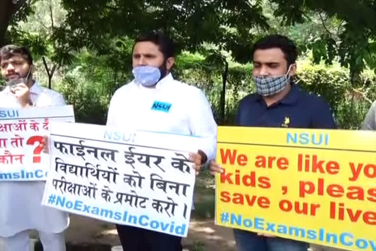 protest of nsui outside haryana legislative assembly