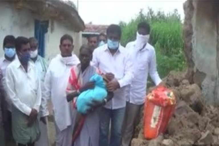 cheruku srinivas reddy helped to poor people in siddipet district