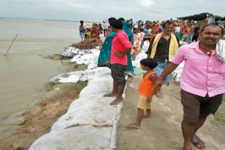 5 people missing after boat capsize in saran