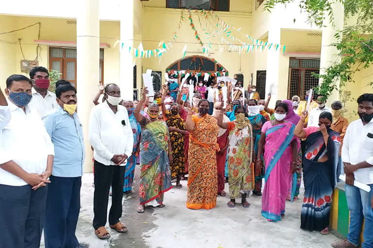 women protest in penuganchiprolu krishna district