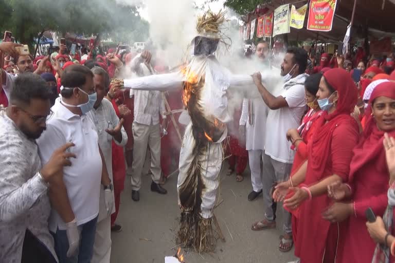 Asha workers demonstrated on demands, burnt deputy CM's effigy