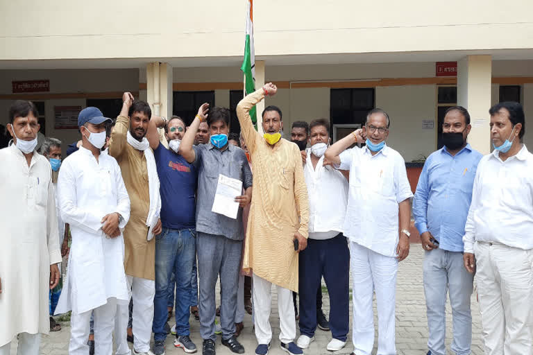 Modinagar City Congress Committee protest at Tehsil campus against black marketing of urea fertilizer