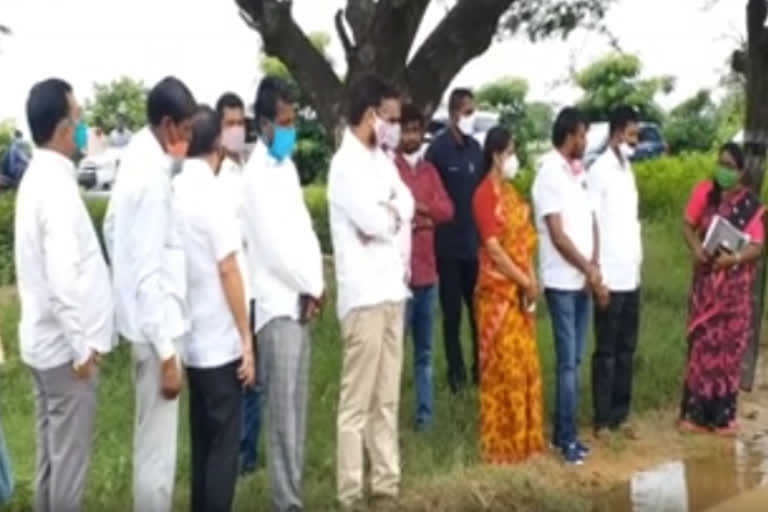 mulugu zp chairperson kusuma jagadeeshwar The flooded crop fields were examined