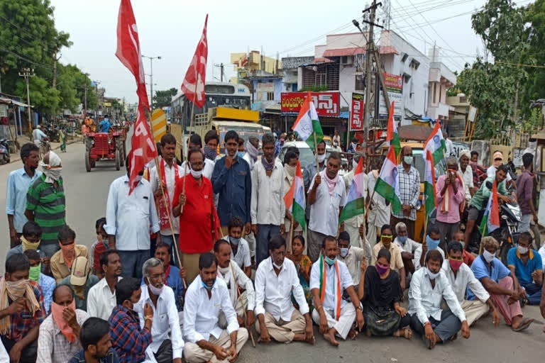 left-parties-protest-in-wardhannapet-town-and-demanding-to-take-action-on-officers