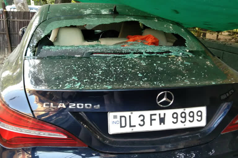 accused arrested for mercedes car damaged in kirti nagar