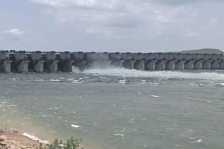 heavy-water-flowing-topulichinthala-dam-in-guntur-district