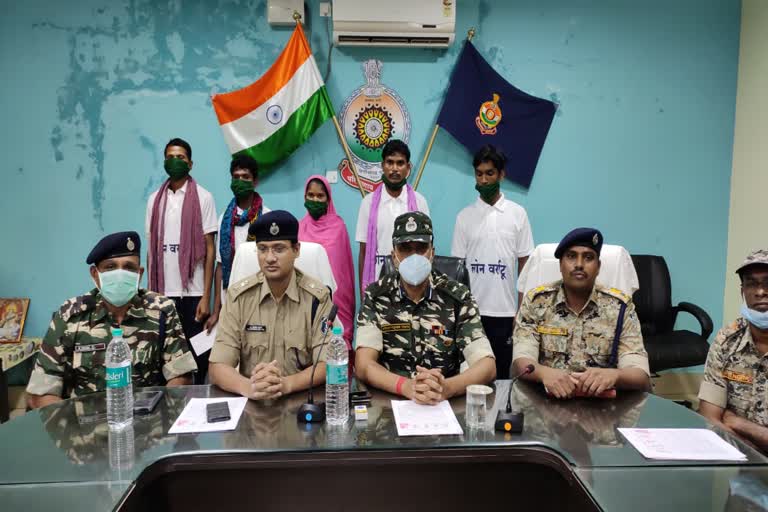 5-naxalites-involved-in-bhima-mandavi-murder-surrender-in-dantewada