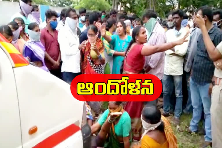 huzurabad praveen relatives in front of the ambulance