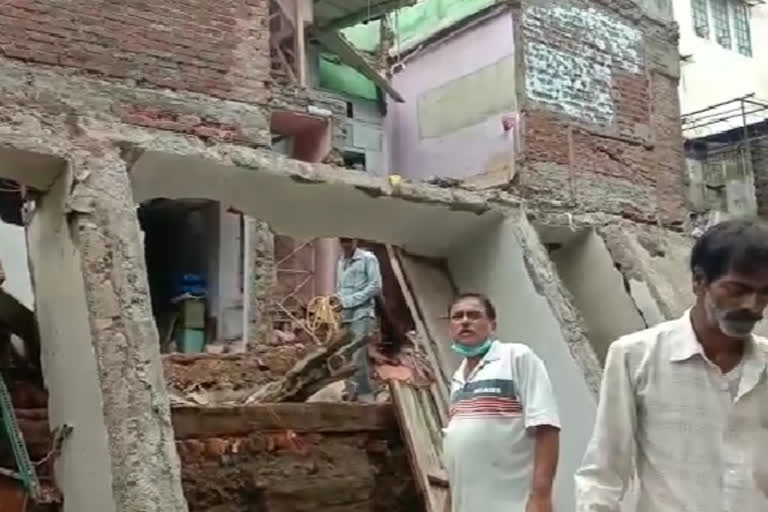 Municipal corporation's open poll, 70-year-old house collapses