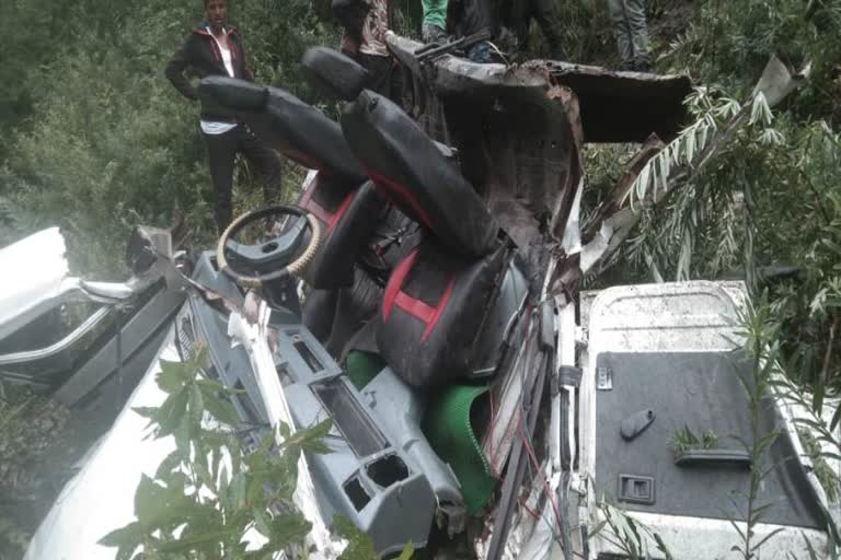 car falls in gorge in kullu