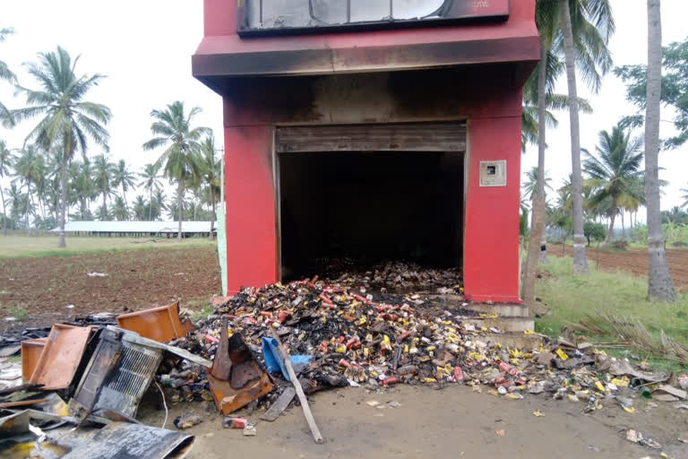 ಧಗಧಗಿಸಿದ ಮದ್ಯದಗಂಡಿ, ಲಕ್ಷಾಂತರ ಮೌಲ್ಯದ ಮಾಲು ಭಸ್ಮ