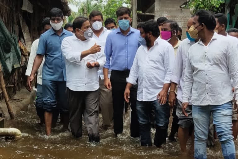 miniser pinipe vishwa roop visit flood efffected area at amalapuram