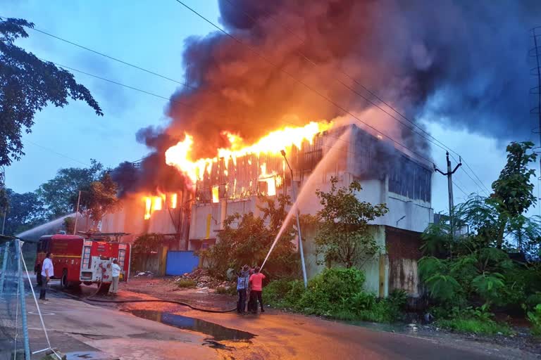 a-fierce-fire-broke-out-in-the-seven-eleven-company-in-valsad