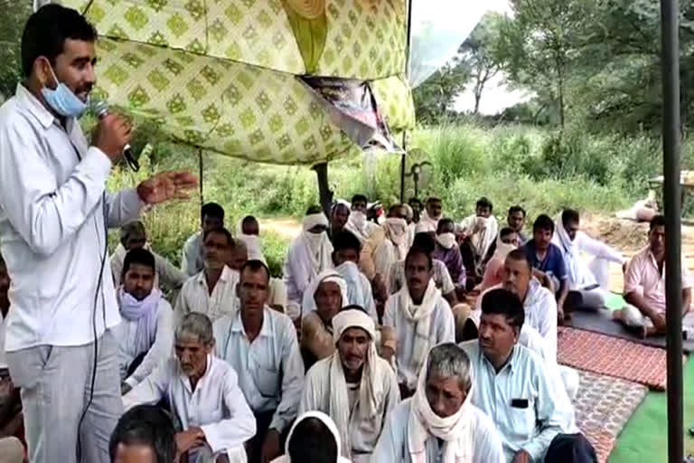 farmers protesting againt laying cement pipeline in bhiwani