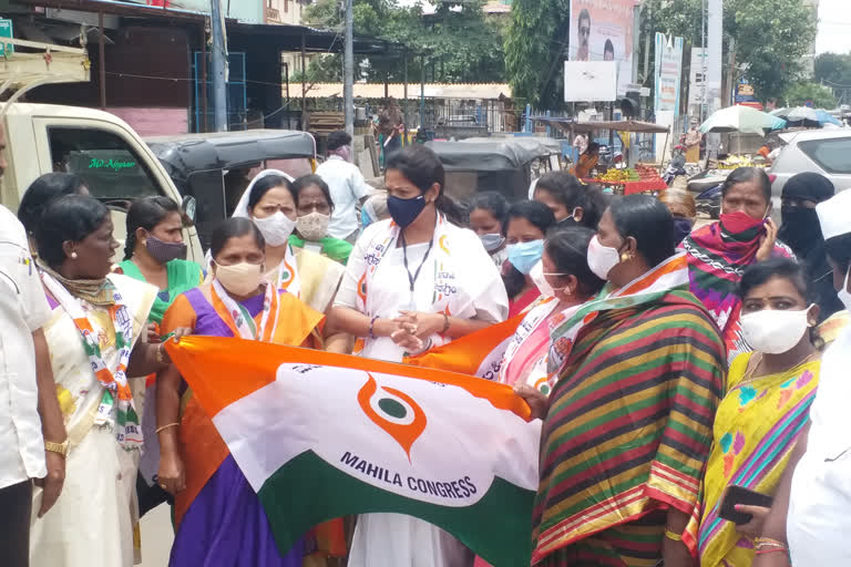 women congress chairperson protests against state government