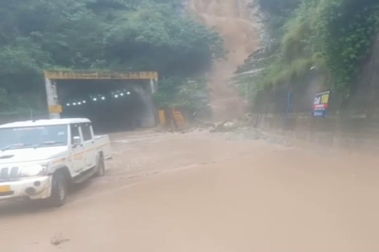 road connectivity affected due to landslide  in mandi