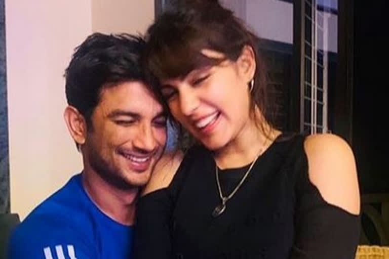 Rhea chakrabarty touched sushant's feet