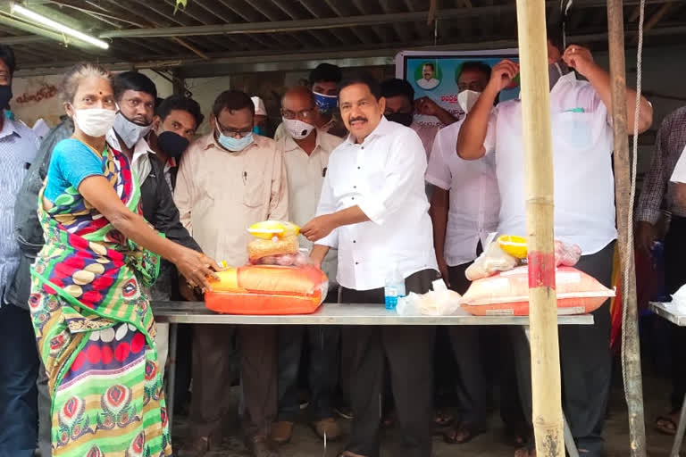 Minister distributed essentials to flood victims