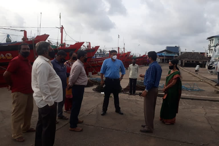 DC visits Mangaluru fishing port