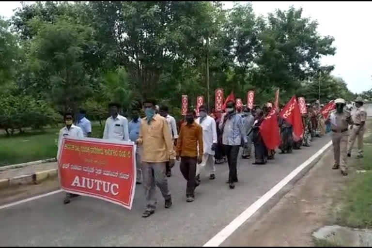 : ಎಐಯುಟಿಯುಸಿ ಸಂಘಟನೆ ವತಿಯಿಂದ ಪ್ರತಿಭಟನೆ