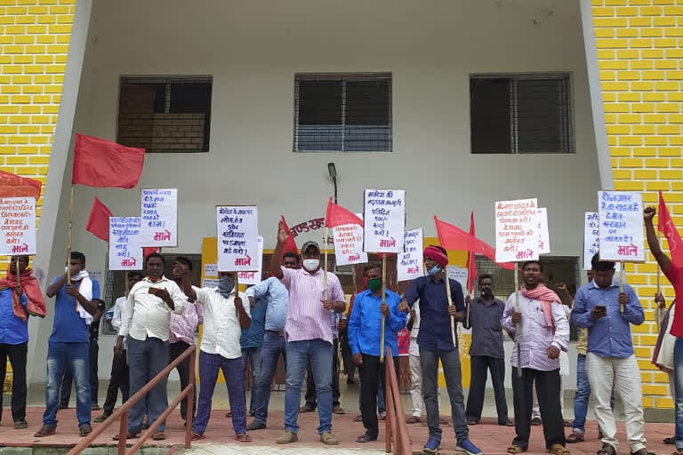 protest on block headquarters