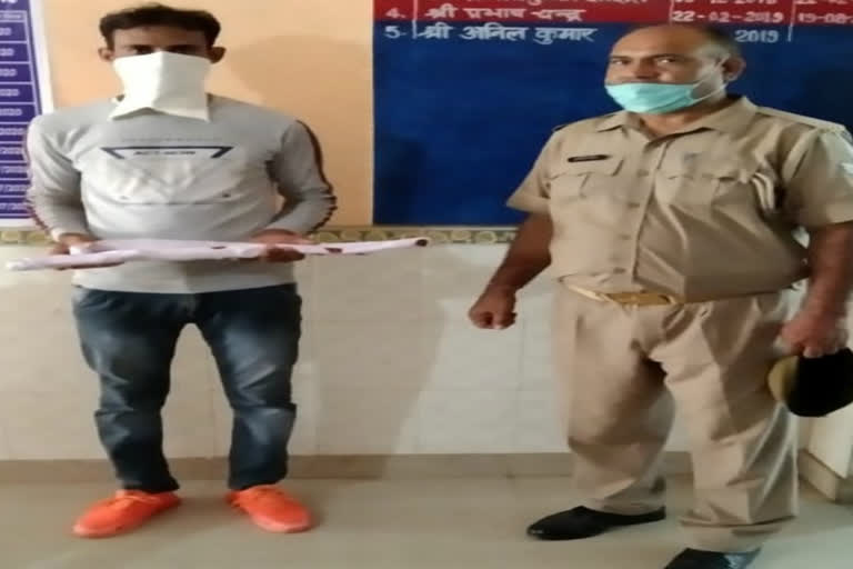 one accused arrested with illegal weapon in greater noida